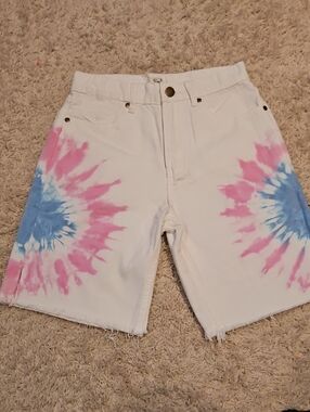 002p easel White Tie-Dye Shorts with Pink & Blue Burst